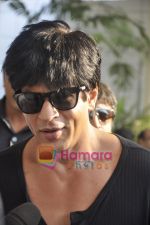 Shahrukh Khan arrive from Kolkata after KKR win in Domestic Airport, Mumbai on 12th April 2011 (13).JPG